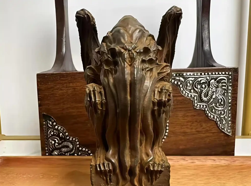 eldritch-horror-standing-sculpture